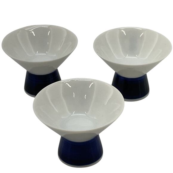 Vintage Japan Shirayuki Sake Set Blue & White Porcelain Carafe & 3 Cups Set - Picture 10 of 13